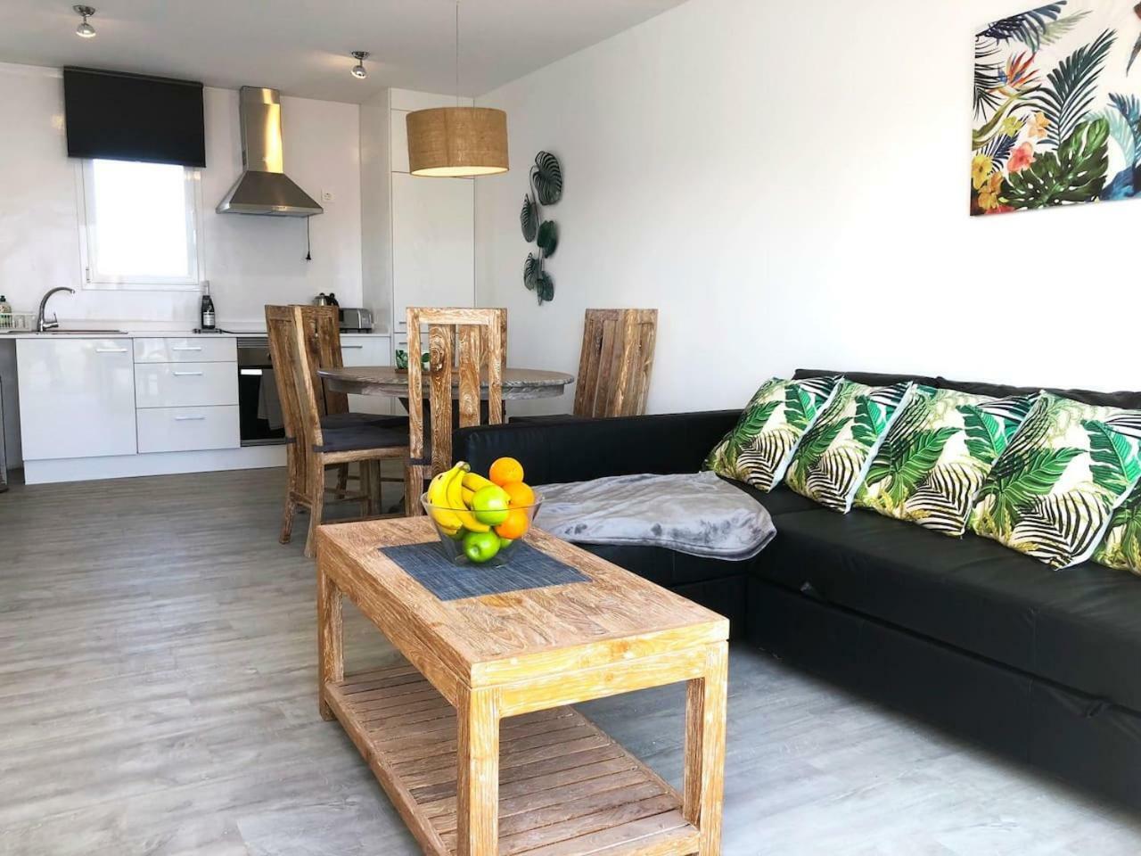Sea Breeze With Shared Pool And Near The Beach Apartment Costa Teguise Bagian luar foto