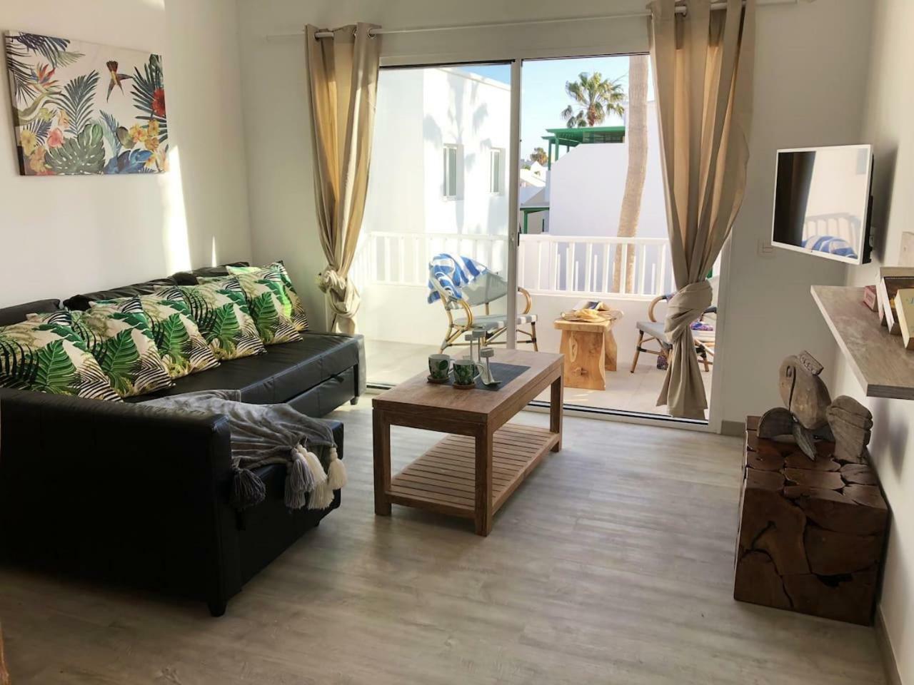 Sea Breeze With Shared Pool And Near The Beach Apartment Costa Teguise Bagian luar foto